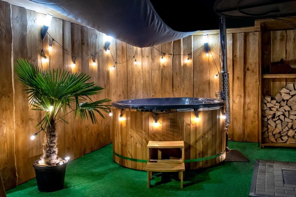 Property building, Hot Tub