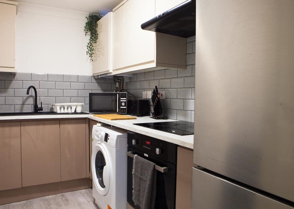 Kitchen or kitchenette, minibar, stove, toaster, washing machine