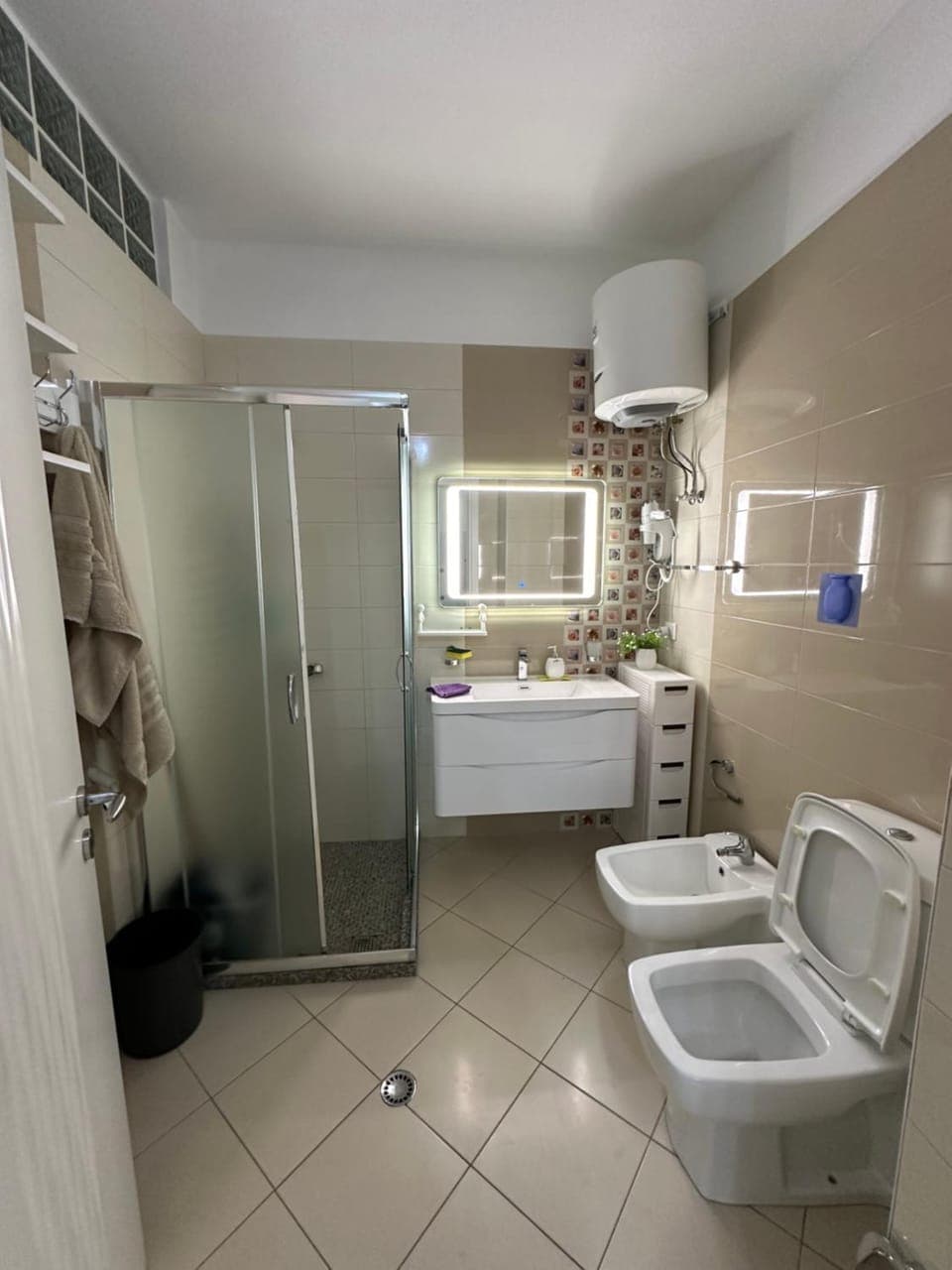 Shower, Toilet, Bathroom, bidet, towels