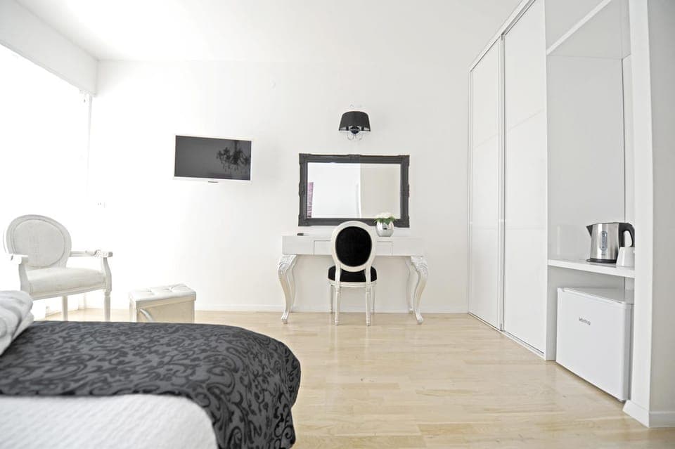 Photo of the whole room, Seating area