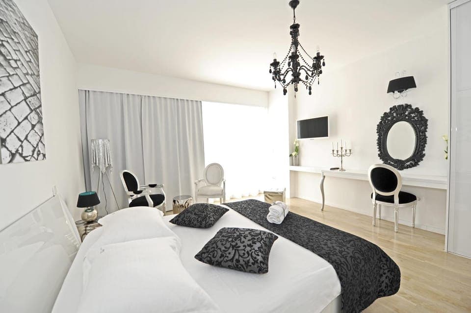 Bed, Seating area