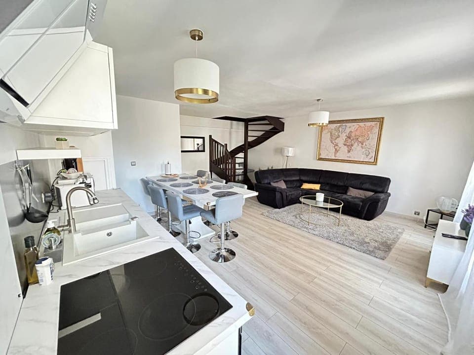 TV and multimedia, Kitchen or kitchenette, Living room, Seating area, Dining area