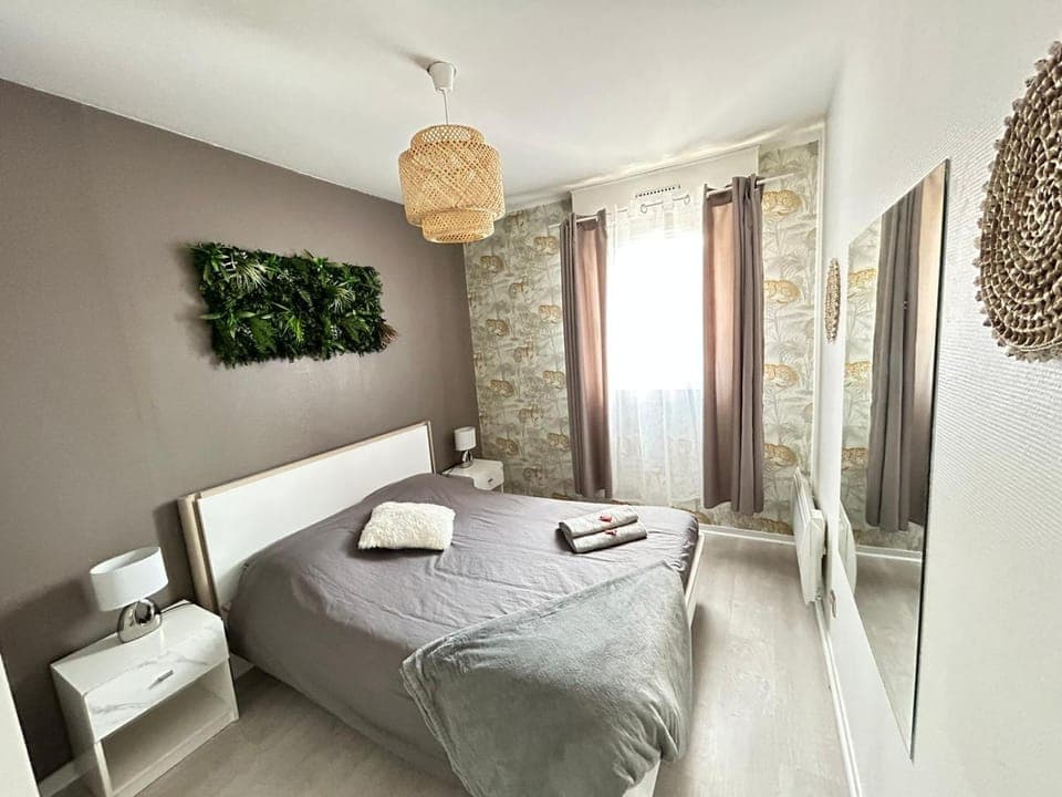 Bed, Photo of the whole room, Bedroom, towels