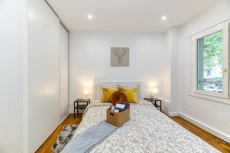 Bed, Photo of the whole room, Seating area, Bedroom