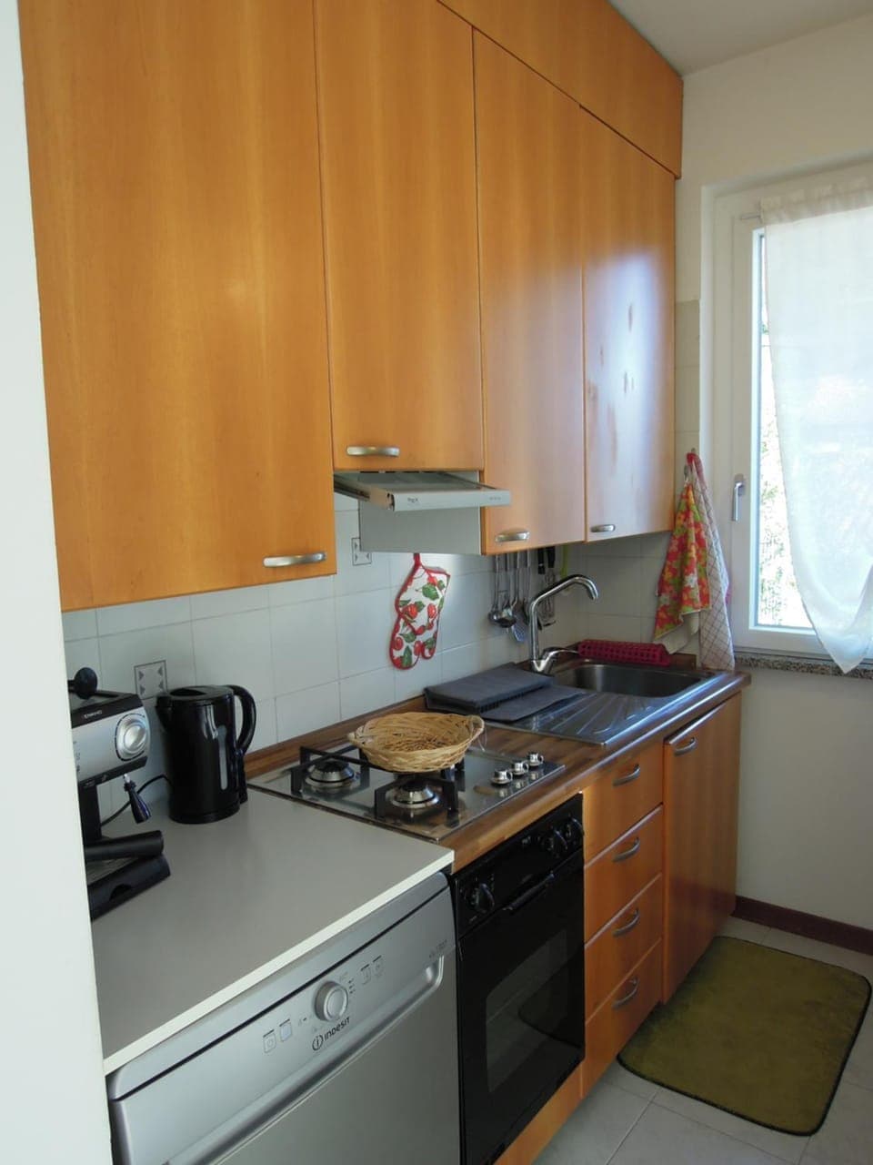 Coffee/tea facilities, Kitchen or kitchenette, dishwasher, stove, toaster