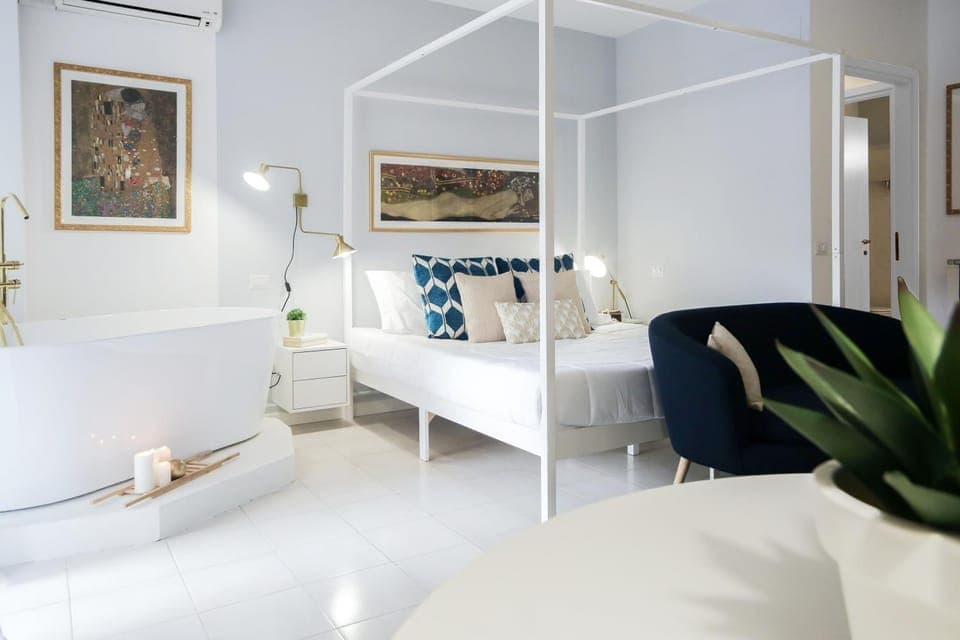 Bed, Hot Tub, Bedroom, Bath