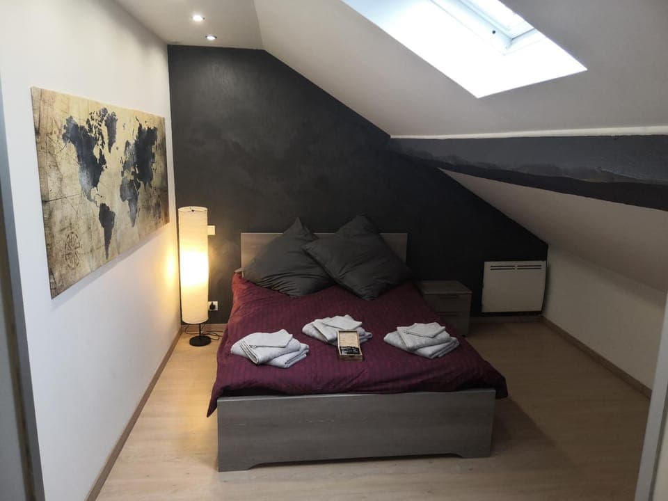 Photo of the whole room, Bedroom