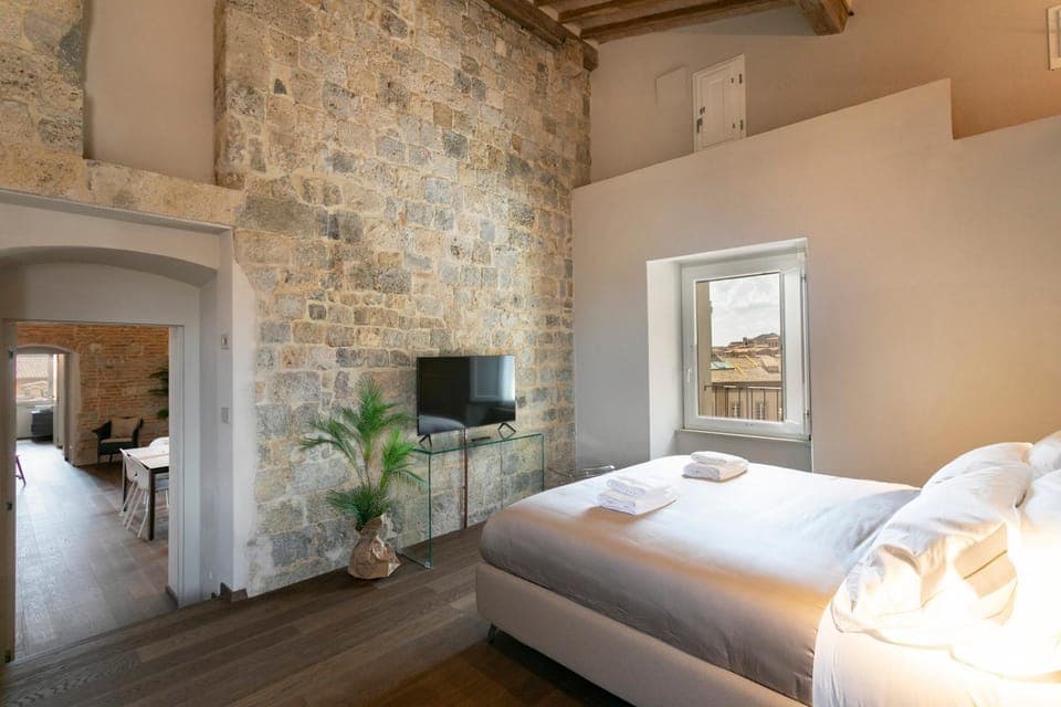 Bed, TV and multimedia, Photo of the whole room, Bedroom, towels