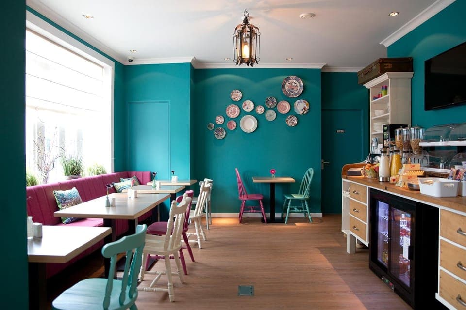 Communal lounge/ TV room, Food, Alcoholic drinks, Non alcoholic drinks