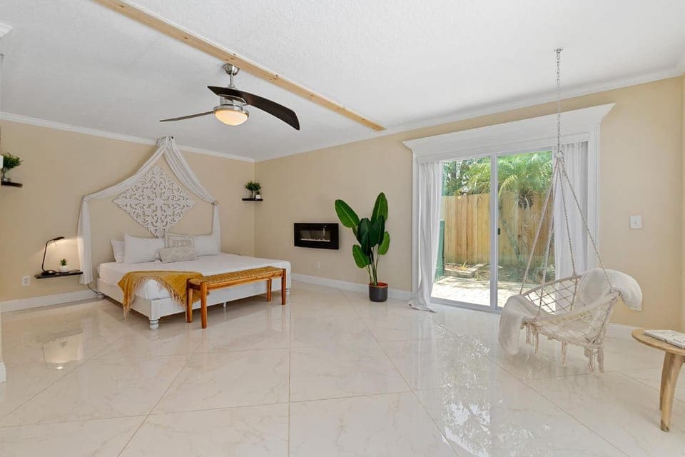 Vilano Paradise- Resort-style Pool Walk to Beach House in Vilano Beach
