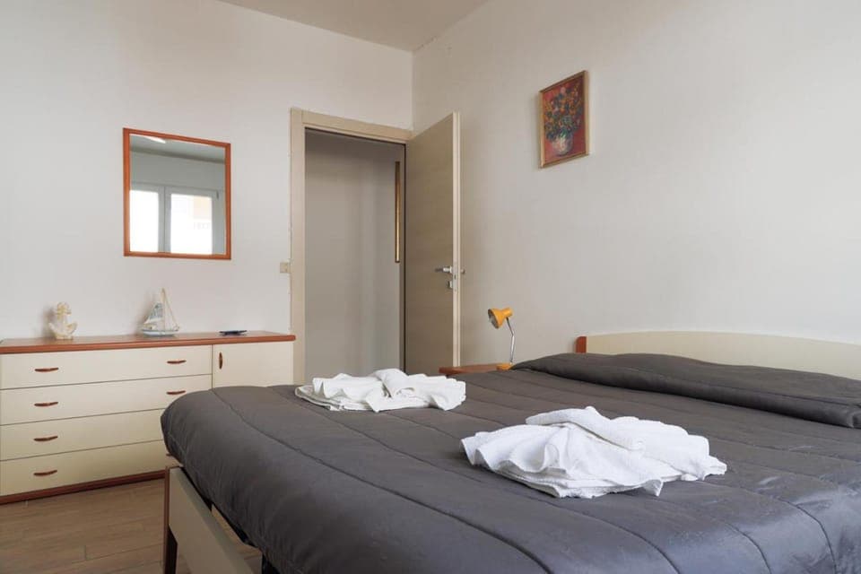 Bed, Bedroom, locker