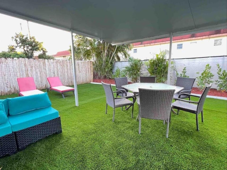 Royal Luxe Pool Home near Ft Laud airport and each House in Lauderdale Lakes