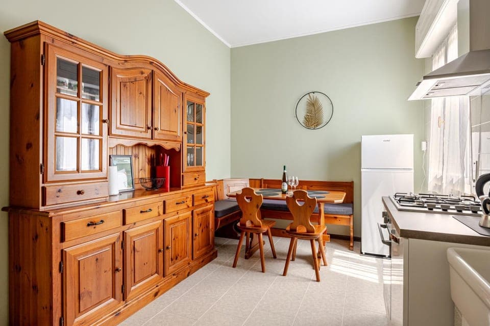 Coffee/tea facilities, Kitchen or kitchenette, Dining area, oven, stove, toaster