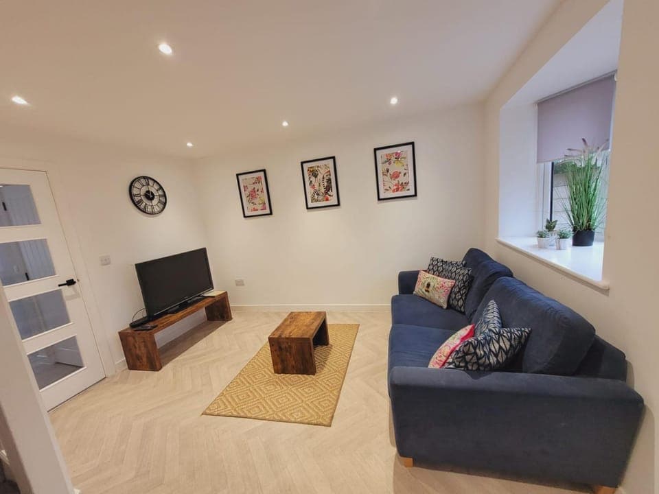 Communal lounge/ TV room, TV and multimedia, Living room, Seating area, Evening entertainment