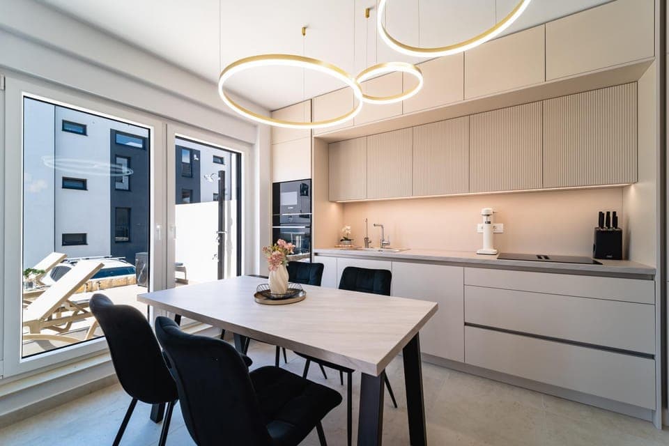 Kitchen or kitchenette, Dining area