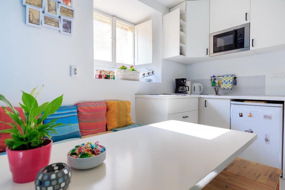 Kitchen or kitchenette, Dining area, minibar