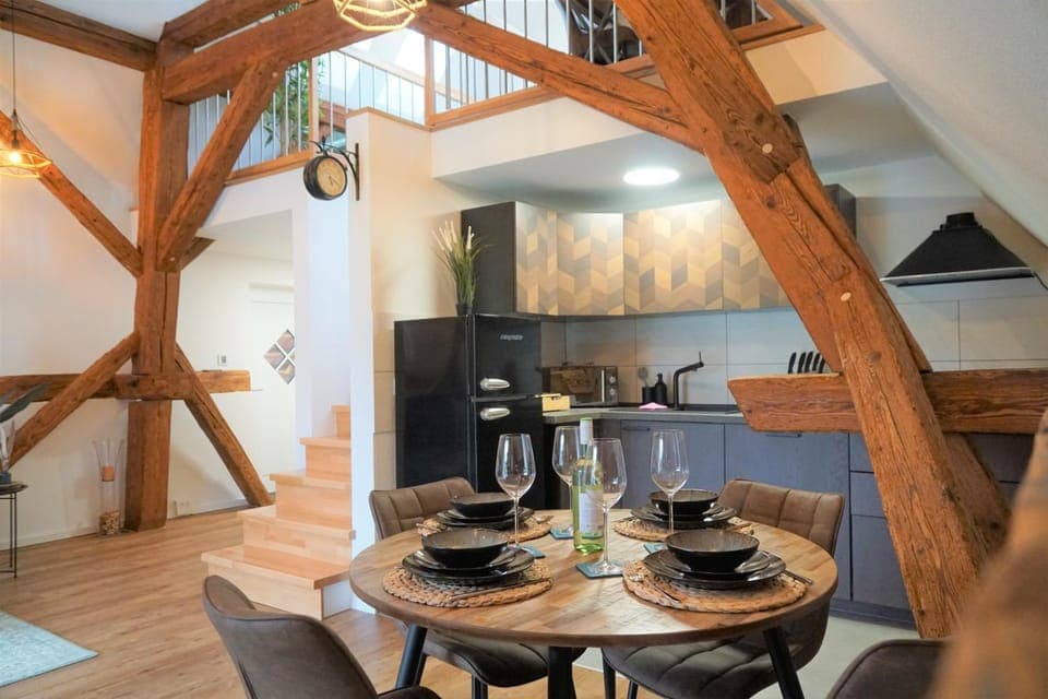 Kitchen or kitchenette, Dining area