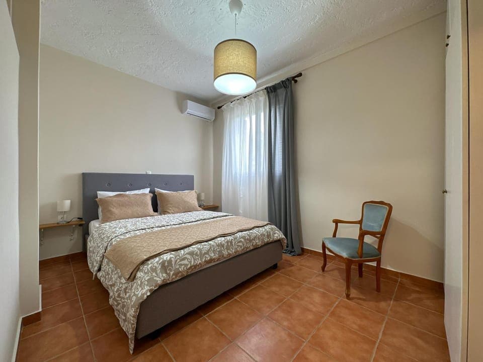 Bed, Living room, Photo of the whole room, Seating area, Bedroom