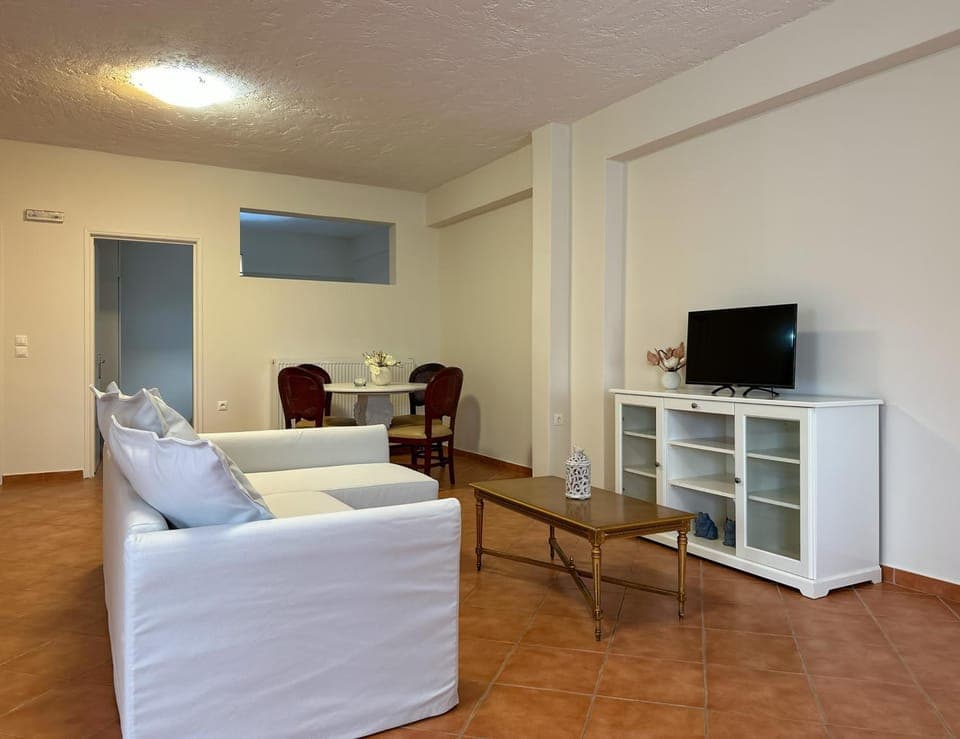 Communal lounge/ TV room, TV and multimedia, Seating area, Evening entertainment, hair dresser