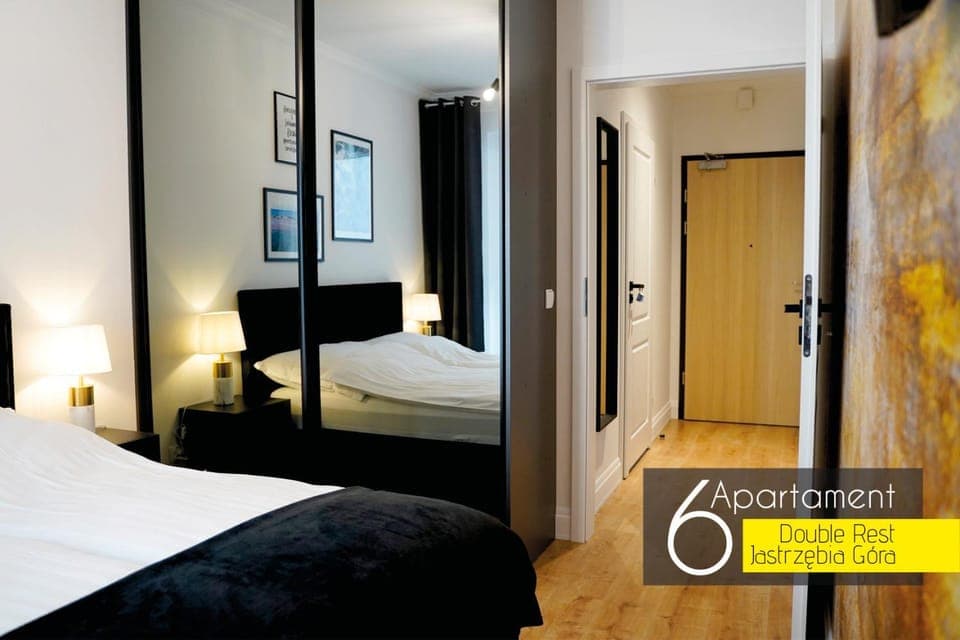 Bed, People, TV and multimedia, View (from property/room), Photo of the whole room, Bedroom, Guests, Family, furniture, heating, internet, wardrobe