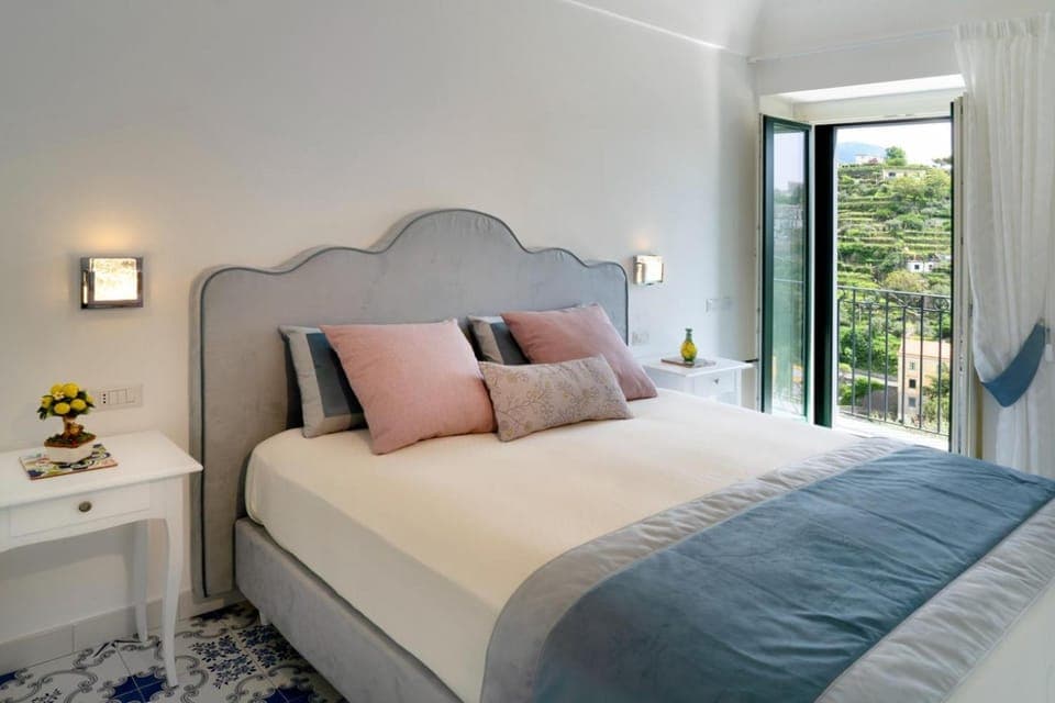 Bed, View (from property/room), Balcony/Terrace, Photo of the whole room, Bedroom, Mountain view