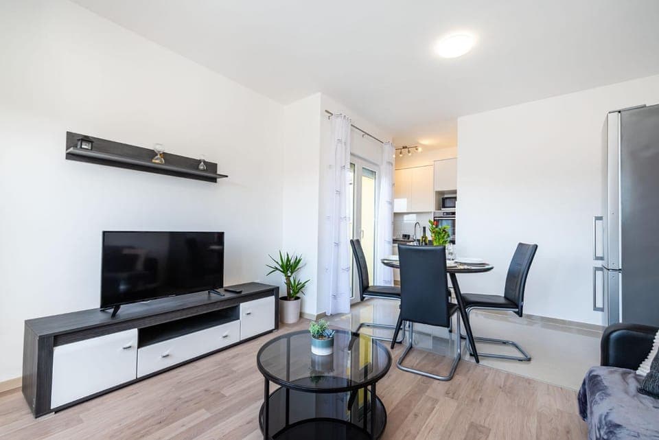 Communal lounge/ TV room, TV and multimedia, Living room, Seating area, Dining area