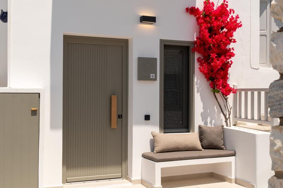 Property building, Facade/entrance, Balcony/Terrace