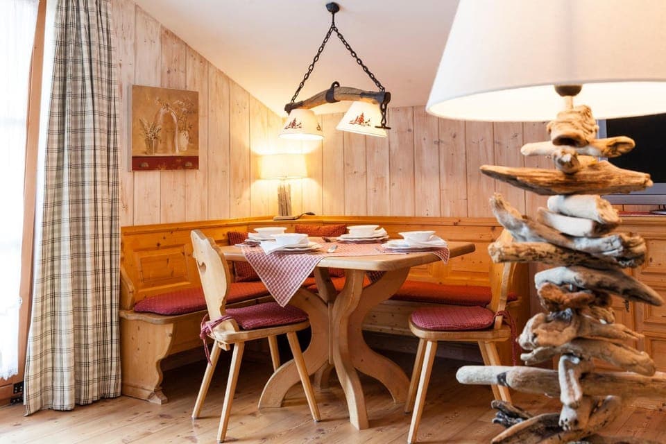 Seating area, Dining area