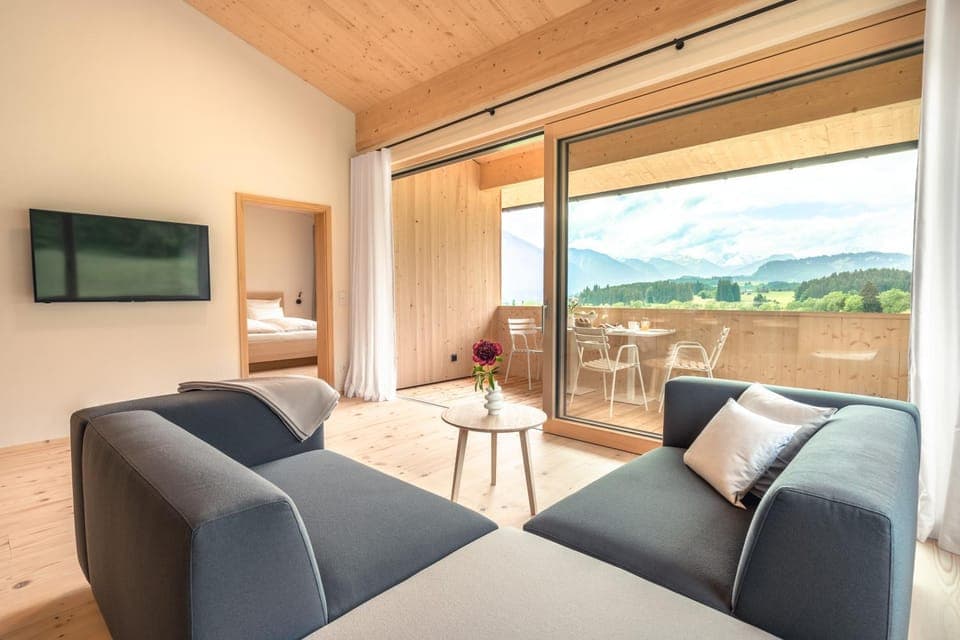 Communal lounge/ TV room, Natural landscape, TV and multimedia, View (from property/room), Balcony/Terrace, Living room, Seating area, Evening entertainment, Mountain view