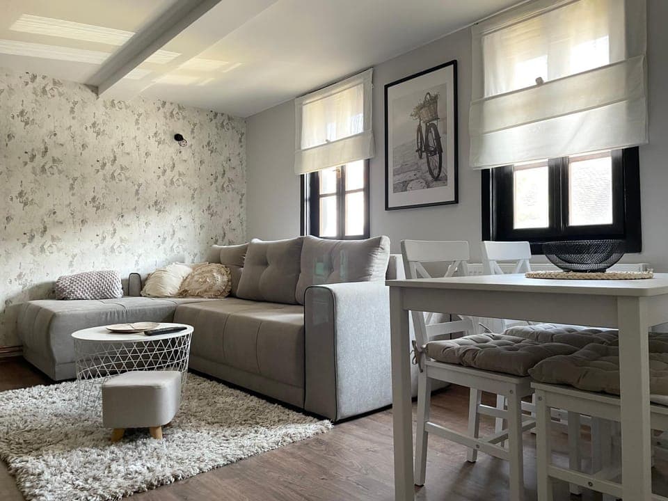 TV and multimedia, Living room, Seating area, Dining area, hair dresser