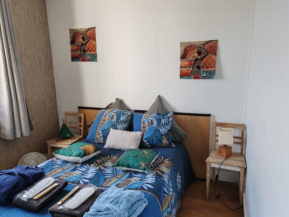 Bed, Photo of the whole room, Seating area, Bedroom