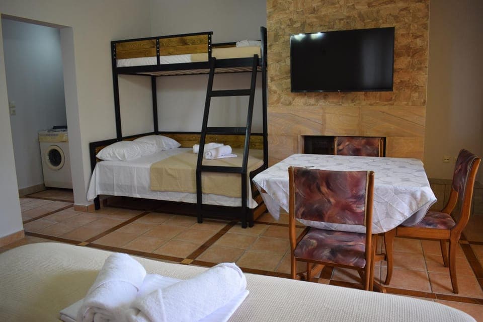 Bed, TV and multimedia, Photo of the whole room, Evening entertainment, bunk bed, air conditioner