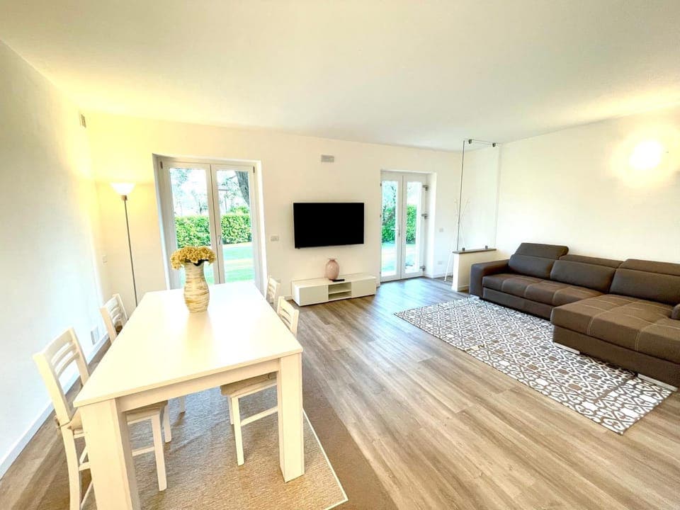 Communal lounge/ TV room, TV and multimedia, Living room, Seating area, Dining area