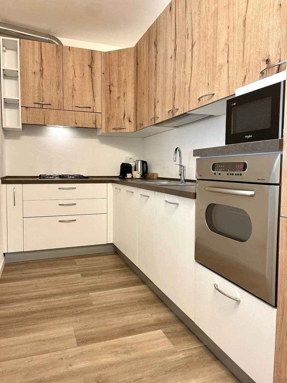 Kitchen or kitchenette, dishwasher, stove