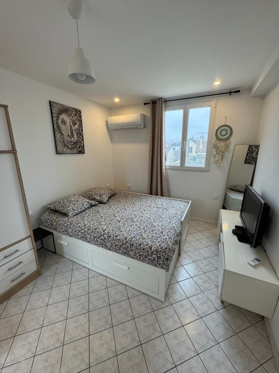 Bed, TV and multimedia, Bedroom