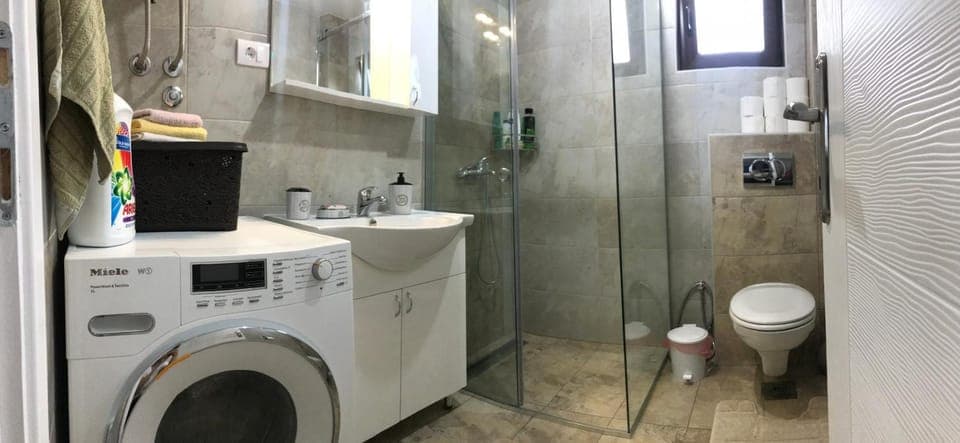 Shower, Toilet, Bathroom, towels, washing machine