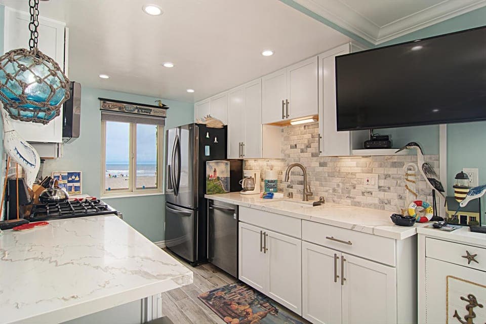 201A Beach View, 30 Steps to the sand or pool, Corner condo with extra windows and views House in Oceanside