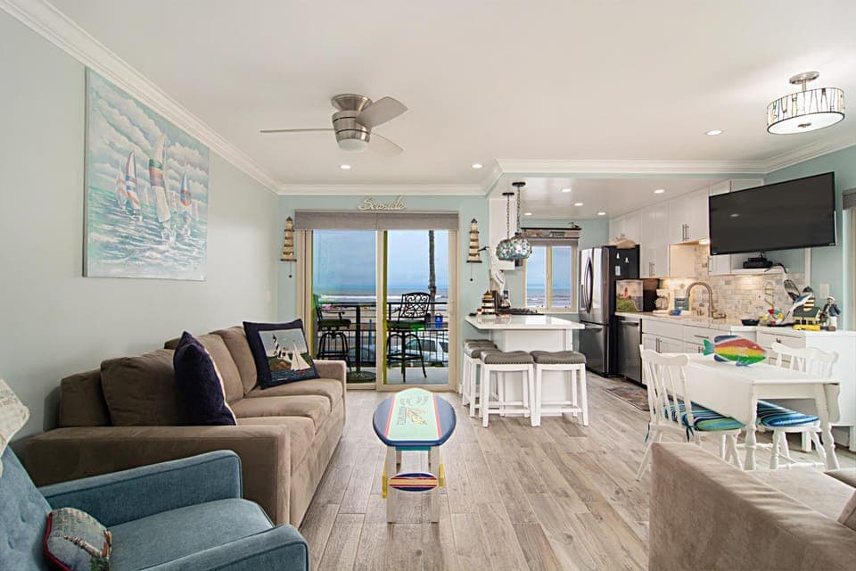 201A Beach View, 30 Steps to the sand or pool, Corner condo with extra windows and views House in Oceanside