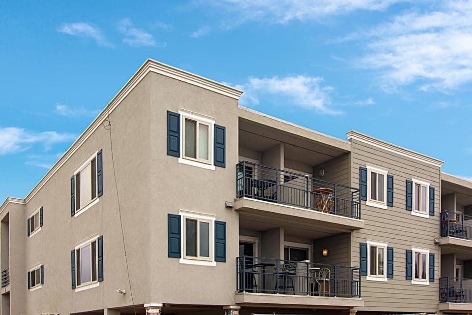 201A Beach View, 30 Steps to the sand or pool, Corner condo with extra windows and views House in Oceanside