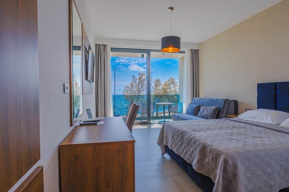 Bed, TV and multimedia, Balcony/Terrace, Beach, Bedroom, Sea view
