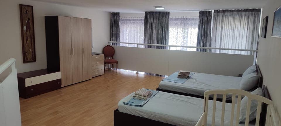 Bed, Bedroom, hair dresser