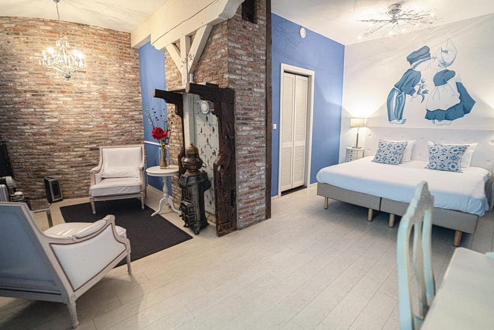 Photo of the whole room, Seating area, Bedroom