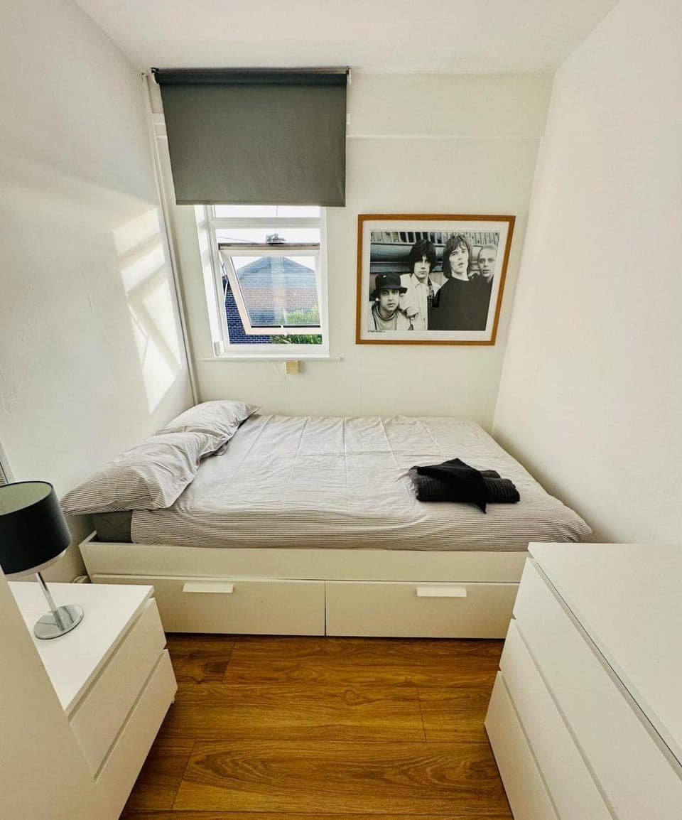 Photo of the whole room, Bedroom