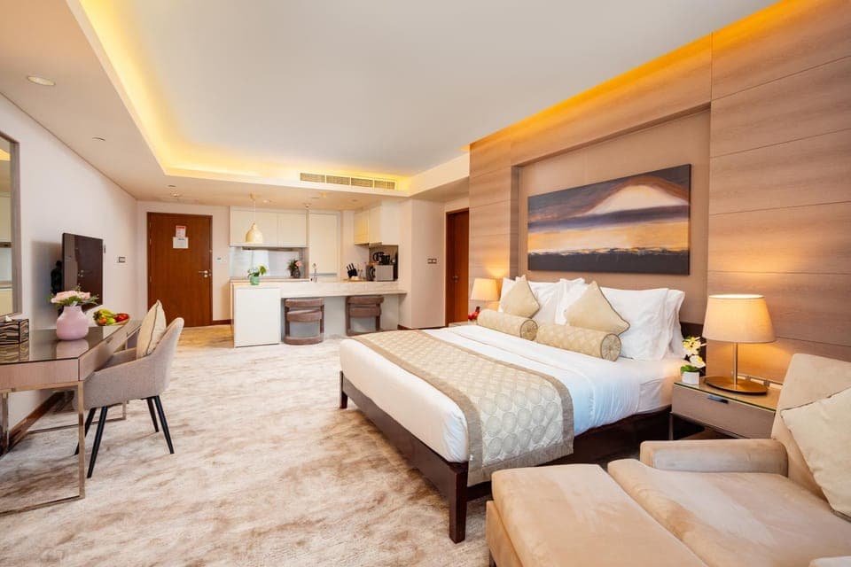 Bed, TV and multimedia, Kitchen or kitchenette, Living room, Photo of the whole room, Seating area, Bedroom, minibar