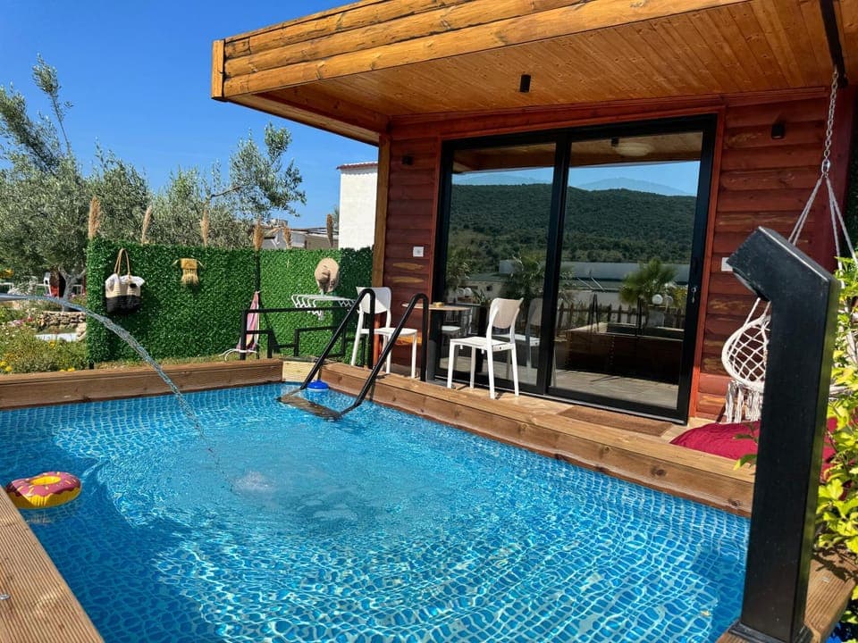 Patio, Bed, Day, Natural landscape, Seating area, Bedroom, Mountain view, Pool view, Swimming pool, Swimming pool, Parking, sunbed