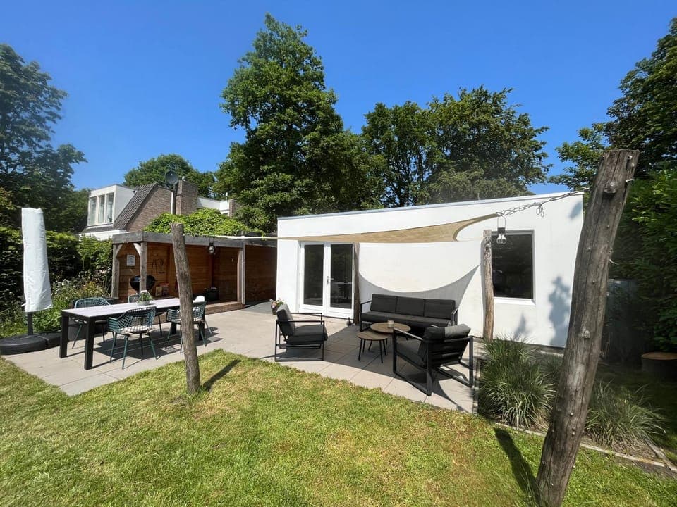 Property building, Patio, Spring, Day, BBQ facilities, Garden, Dining area, Garden view