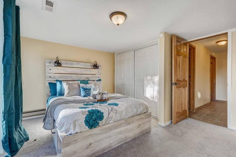 4Bdrm Cabin Retreat Mtn Views Family Gathering! Cabin in Woodland Park