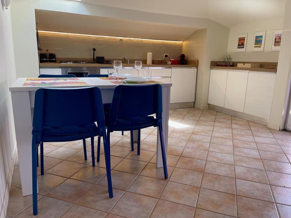 Kitchen or kitchenette, Dining area, minibar, stove