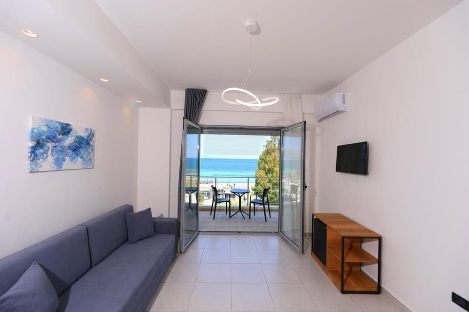 Communal lounge/ TV room, View (from property/room)