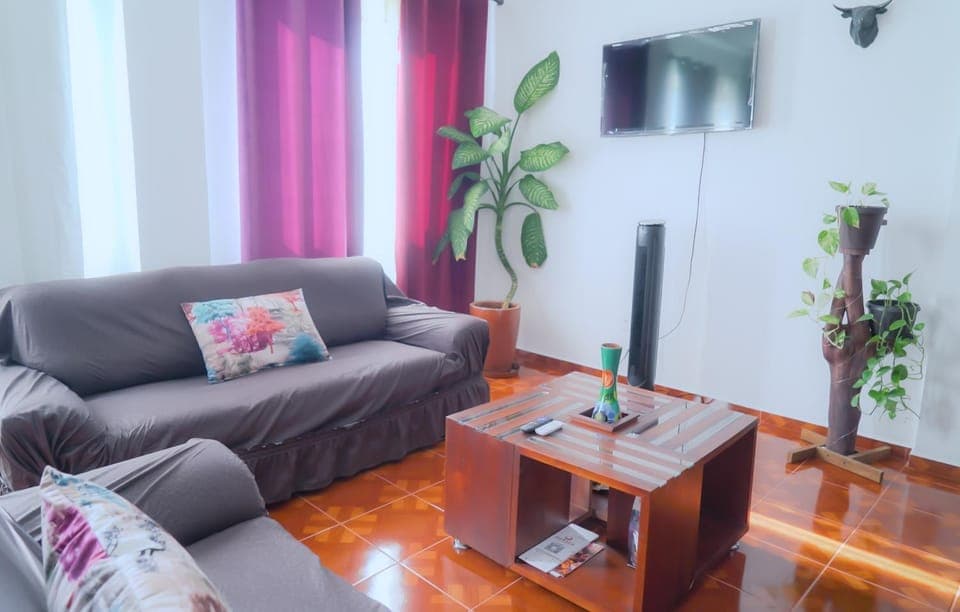 Property building, TV and multimedia, Living room, Seating area, Guests, Mountain view, internet